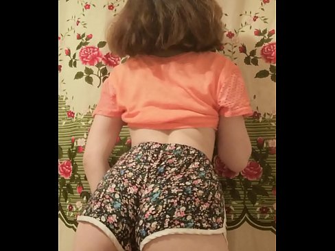 ❤️ Leanbh óg sexy ag baint dá shorts ar cheamara Gnéas ardchaighdeáin linn ❌️