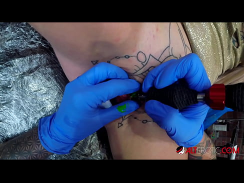 ❤️ An hottie thar a bheith tattooed Sully Savage fuair tattoo ar a clitoris Gnéas ardchaighdeáin linn ❌️